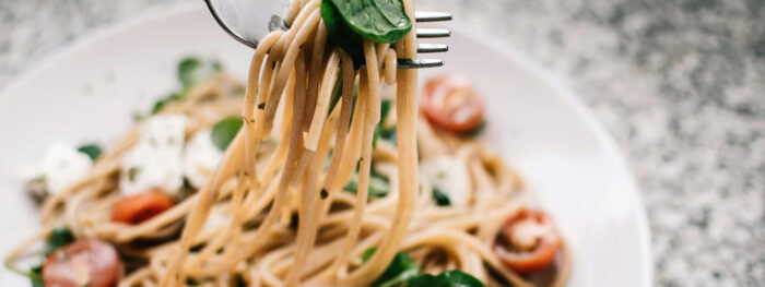 Spaghettone all’aglio, olio, peperoncino e crema di branzino all’Oro Rosso
