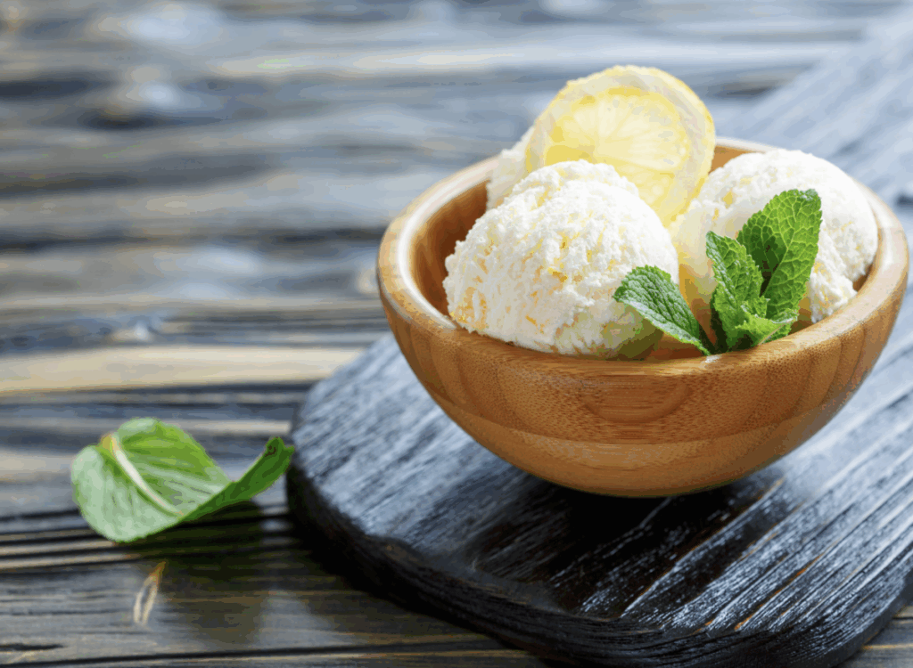 Citrongelato på amarettokaka och mandelkex