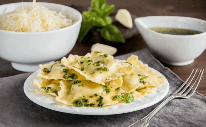 Ravioli med sparris och ricotta
