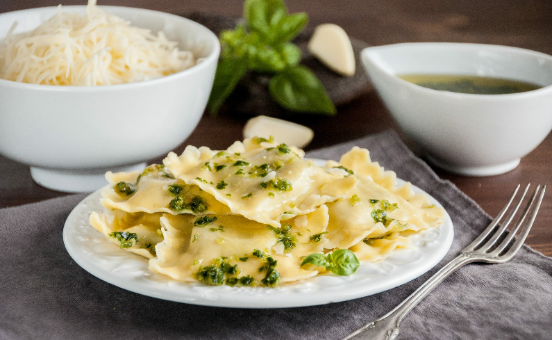 Ravioli med sparris och ricotta